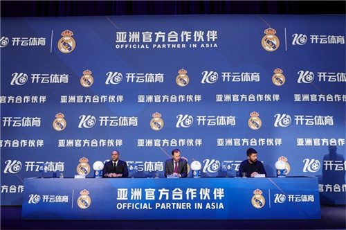 吓人！刘浩帆小禁区内解围踢到队友身上弹向球门，险些酿成大祸